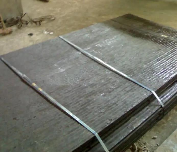堆焊耐磨板的形变结构